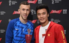 Bùi Tiến Dũng trao giải Cầu thủ xuất sắc nhất trận Anh - Croatia cho Perisic