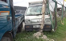 Xe tải đâm bật trụ bê tông, cuốn 2 vợ chồng vào gầm