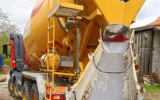 Cứu người đàn ông bị kẹt trong máy trộn xi măng đang khô lại