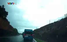 Clip: Gây tai nạn vì vượt ẩu trên khúc cua nguy hiểm