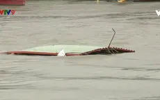 Chưa thể trục vớt sà lan bị chìm trên sông Sài Gòn