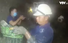 Cận cảnh công việc cơ cực của các công nhân thoát nước