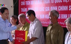 Chủ tịch Ủy ban Trung ương Mặt trận Tổ quốc Việt Nam trao quà cho các gia đình chính sách