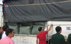 Bắt vụ nhập lậu hàng trăm thùng quần áo đã qua sử dụng