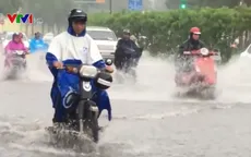 Nhiều tuyến đường ở TP.HCM ngập sâu sau mưa lớn, xe chết máy hàng loạt