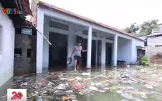 Nước lũ dâng cao, rác thải bủa vây người dân ngoại thành Hà Nội