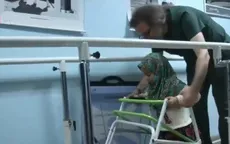 Đôi chân giả mới của cô bé "ống bơ"