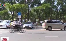 TP.HCM: Nhiều lái xe loay hoay với hình thức thu phí đỗ xe mới