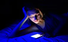 Nguy cơ mù lòa từ ánh sáng xanh của điện thoại