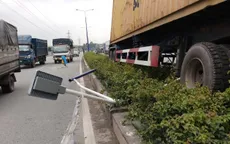 Xe container cày gần 100m dải phân cách, húc đổ cột đèn chiếu sáng