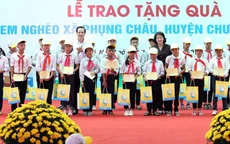 Phó Chủ tịch nước trao quà cho trẻ em nghèo ở Chương Mỹ