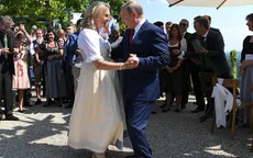Tổng thống Nga Putin khiêu vũ với Ngoại trưởng Áo