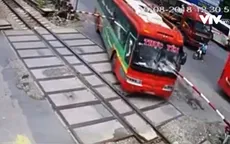 Thanh Hóa: Xe khách đâm vào gác chắn tàu