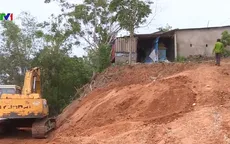 Mối nguy từ sạt lở bờ sông Thạch Hãn