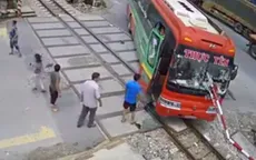 Xử phạt lái xe khách lao vào chắn tàu hỏa