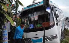 Tiền Giang: Ô tô khách lao vào vệ đường, hàng chục người thoát chết