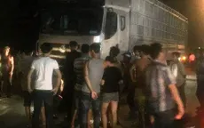 Dừng xe cứu người bị tai nạn, nhóm người bị xe tải tông trực diện