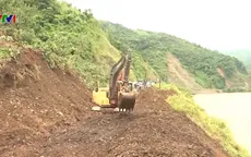 Xử lý sạt lở ở Quốc lộ 12 đoạn Pa Tần - Chăn Nưa
