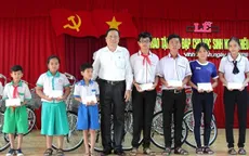 Chủ tịch Ủy ban TƯ MTTQ Việt Nam tặng xe đạp cho học sinh Cần Thơ