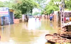 Các hộ dân ở huyện Chương Mỹ, Hà Nội dọn dẹp nhà cửa sau khi nước rút