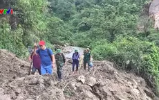 Chiến sĩ biên phòng vượt đường sạt lở, giúp người dân Lai Châu sau mưa lũ