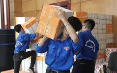 Trao tặng hàng trăm ngàn cuốn vở viết cho học sinh 12 tỉnh vùng lũ