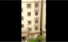 Trung Quốc: Giải cứu thành công bé gái bị treo lơ lửng ngoài cửa sổ