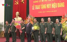 Trao Huy hiệu 45, 50 năm tuổi Đảng tặng Bộ trưởng và nguyên Bộ trưởng Bộ Quốc phòng