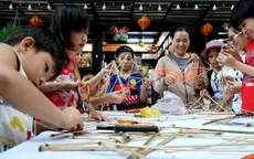 Cả nhà chung tay làm lồng đèn Trung thu - "Hạt giống" hạnh phúc trong mỗi đứa trẻ