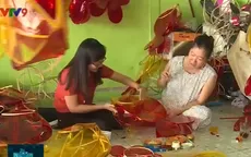 Người phụ nữ 30 năm làm lồng đèn Trung thu trên đất sen hồng