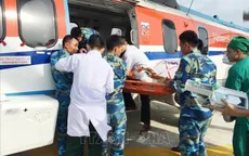 Điều trực thăng cấp cứu hai ngư dân gặp nạn tại Trường Sa