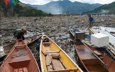 Hàng nghìn tấn rác dưới lòng hồ thủy điện Bản Vẽ