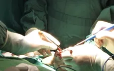 Bé trai 7 tuổi bị nát 2 bàn tay do điện thoại phát nổ