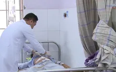 Cháu bé nuốt 9 viên bi sắt đã có thể đi lại