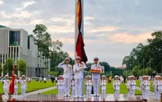 Thượng cờ rủ tại Quảng trường Ba Đình