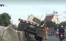 Tiền Giang: Lật xe container trên Quốc lộ 1A