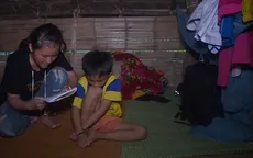 Những đứa trẻ tìm chữ trong quầng tối lòng hồ