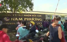 Hàng trăm công nhân trắng đêm canh công ty vì bị nợ lương