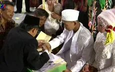 Hàng trăm đôi uyên ương Indonesia làm đám cưới tập thể dịp năm mới