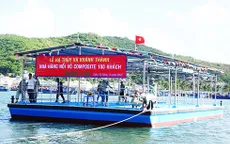 Hạ thủy an toàn nhà hàng bè nổi bằng composite
