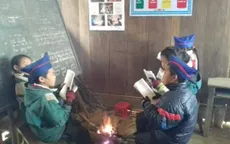 Học sinh Huồi Cọ đốt lửa sưởi ấm học bài trong lớp