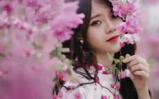 "Búp bê tóc xoăn" trường Ngoại thương xinh đẹp đón Xuân
