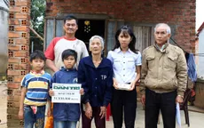 Gần 32 triệu đồng tiếp tục đến với cụ Đinh Thị Đi và 3 cháu nhỏ