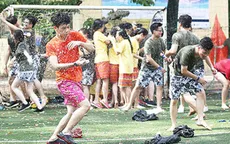 Teen cuối cấp Yên Hòa “phấn khích” trong trận chiến bóng nước