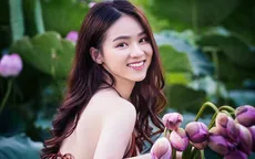 Thiếu nữ Hà Nội khoe vai trần gợi cảm bên hoa sen
