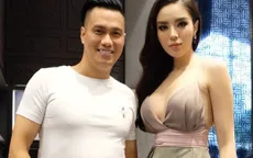 Đứng cạnh Việt Anh, Kỳ Duyên khoe vòng 1 “rực lửa”, gọi nhầm tên đàn anh