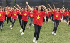 Sinh viên Hà Nội nhảy flashmob đón chào các em năm đầu tới giảng đường