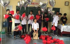 Học sinh Hải Phòng tặng dép tổ ong làm quà 20/10 cho các bạn nữ