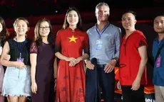 Bà xã Minh Tiệp làm vedette trình diễn áo dài của NTK Đỗ Trịnh Hoài Nam