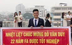 Nam sinh ĐH Luật được bạn bè mang băng rôn mừng “22 năm FA được tốt nghiệp”